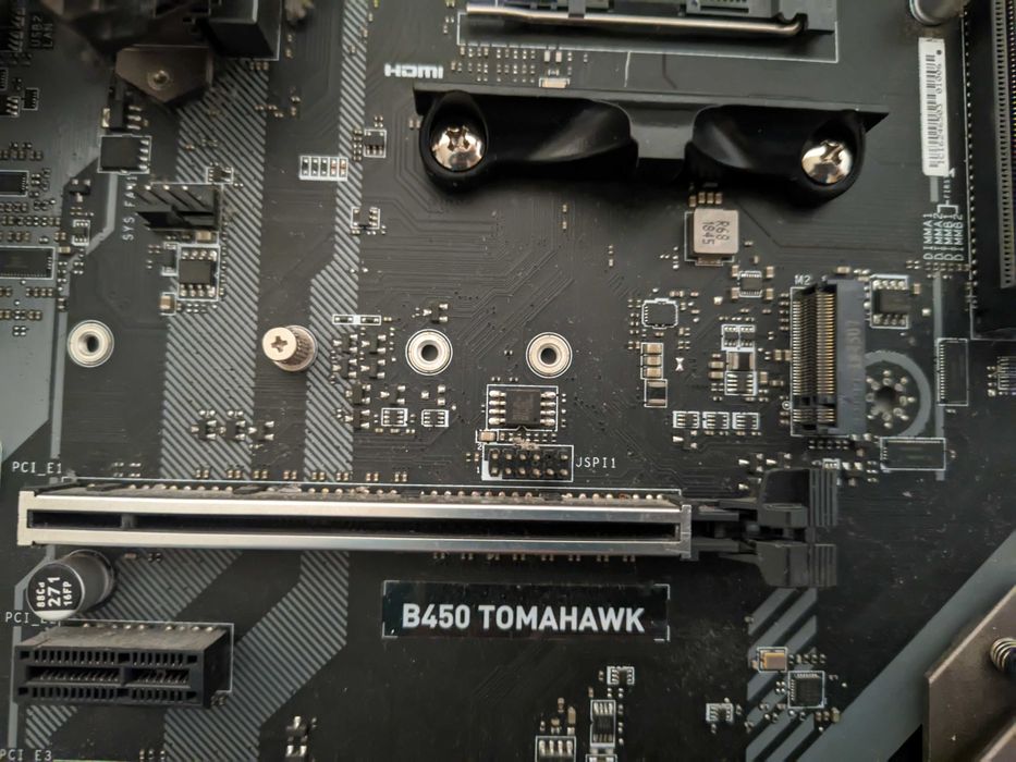 Материнська плата MSI b450 Tomahawk