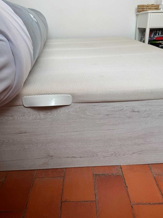 cama elevatória com arrumação no interior 150x190