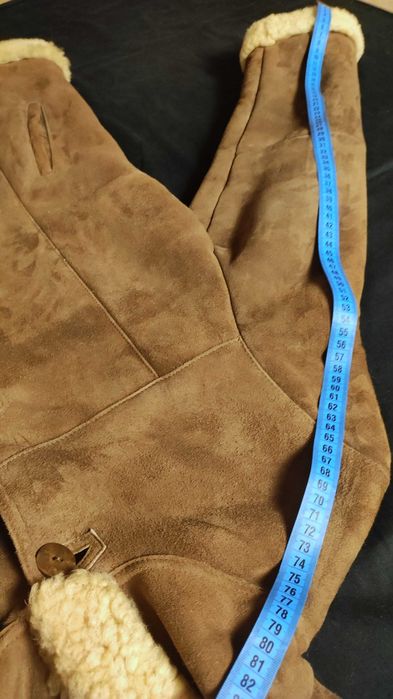 Kożuch naturalny z owczej skóry karmelowy brąz M–XL kaptur elegancki