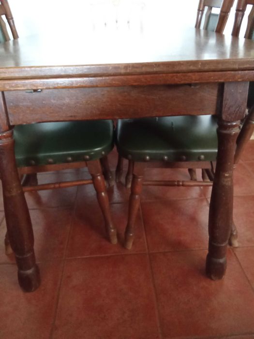 Mesa de jantar com 4 cadeiras