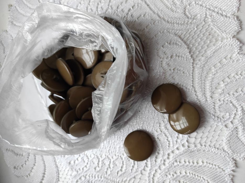 Guziki duże brąz beż na stopce