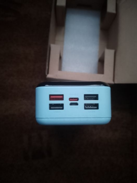 Гарний павербанк голубого кольору