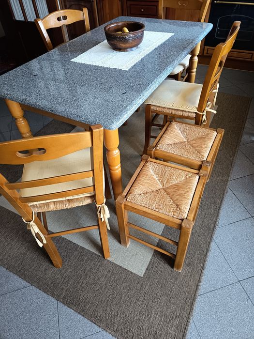 Mesa cozinha+4 cadeiras e 2 bancos