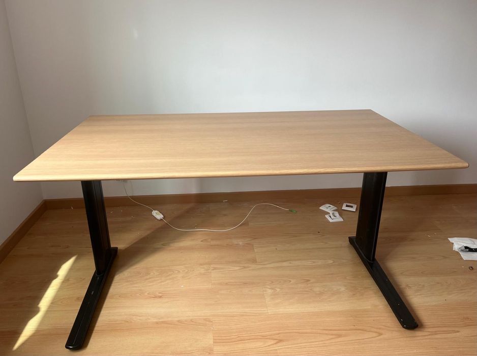 Secretária de madeira de 140cm x 80cm com gestão de cabos