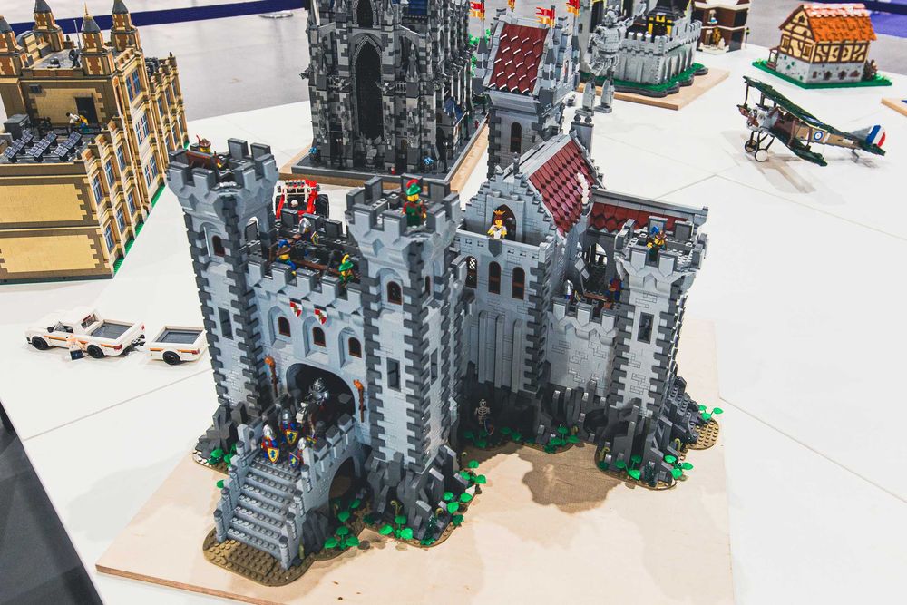 Lego Castle MOC Potężny zamek czerwonego lwa 10.000 elementów