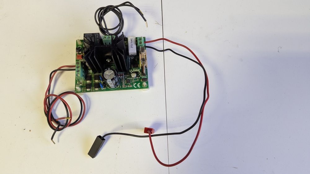Zasilacz buforowy Pulsar 13.8v/1A