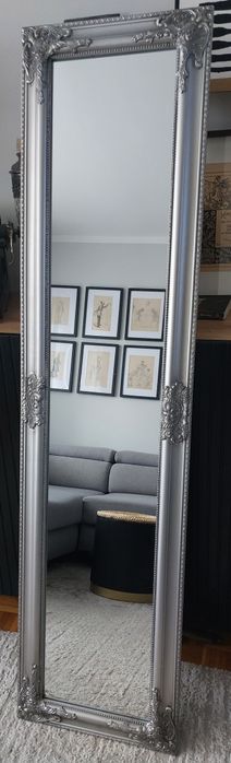 Srebrne Lustro w ozdobnej ramie