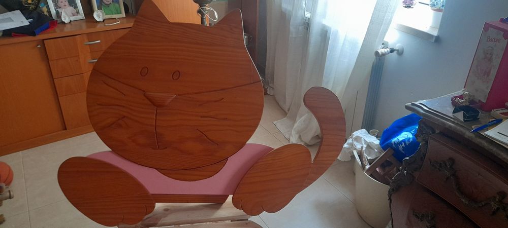 Um lindo gato  em madeira