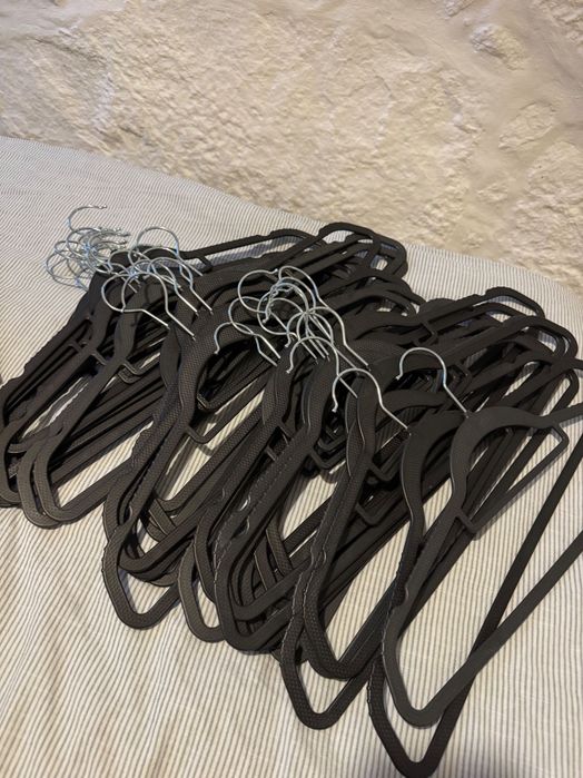 Cabides de plástico com gancho de metal