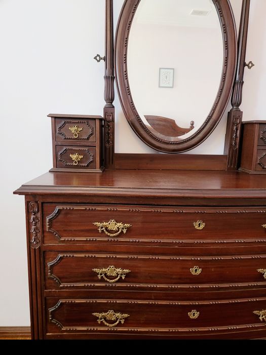 Comoda antiga de madeira com espelho