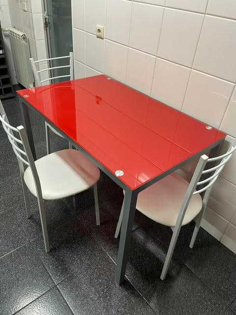 Mesa de cozinha com cadeiras