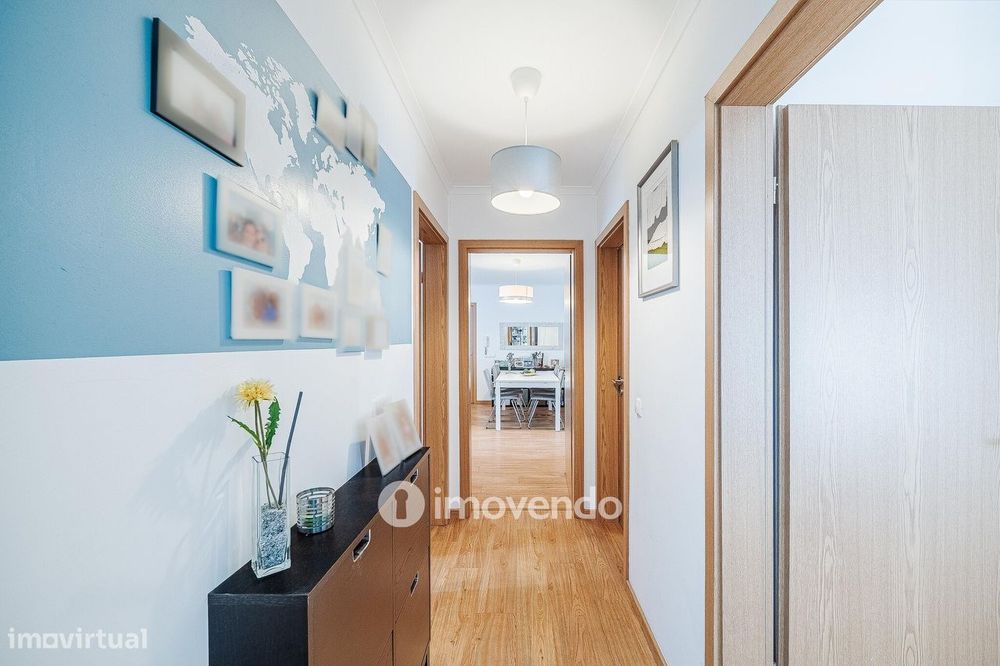 Apartamento T3, com estacionamento e terraço, em Loures