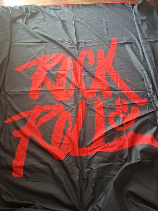 Capa de edredão preta e vermelha com duas fronhas