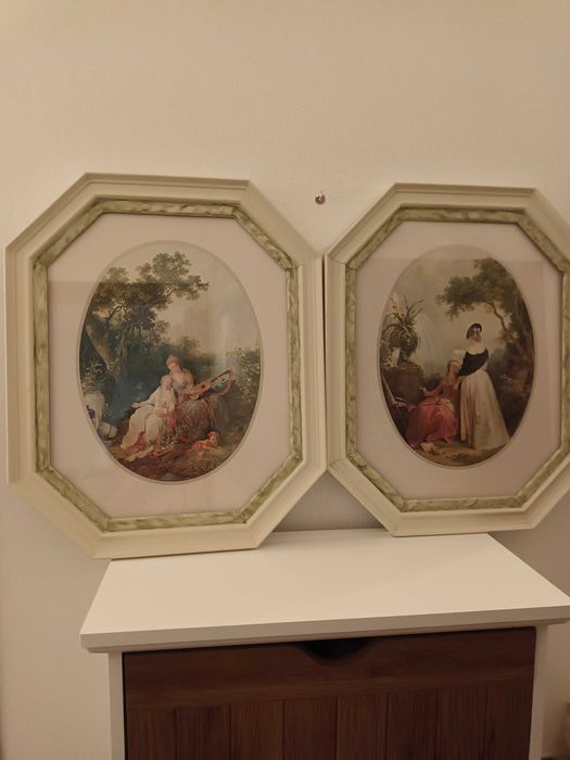 Dois quadros com moldura em madeira