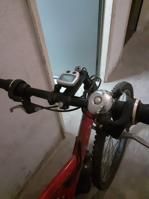 Duas bicicletas pouco usadas