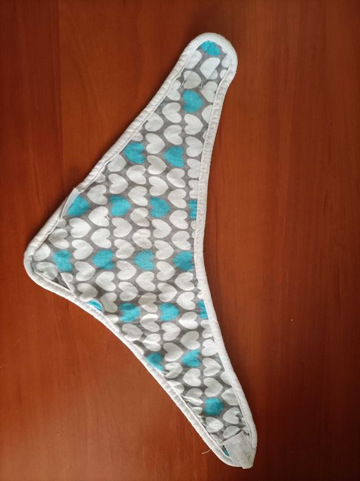 Śliniak apaszka bandana AKUKU bawełna serduszka