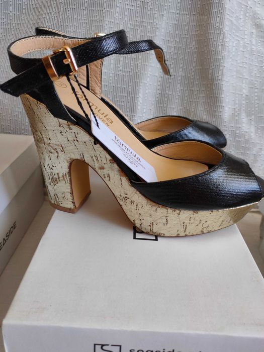 sandálias como novas para senhora cor preto e dourada