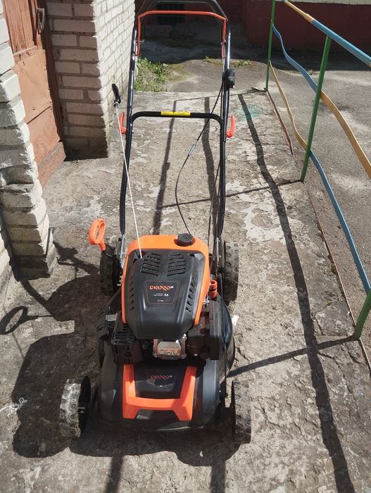 Газонокосарка бензонова