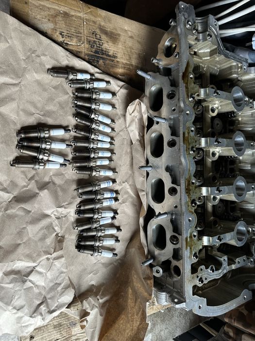 Продам свечи  Пежо Ситроен ер3-ер6 1.4-1.6vti