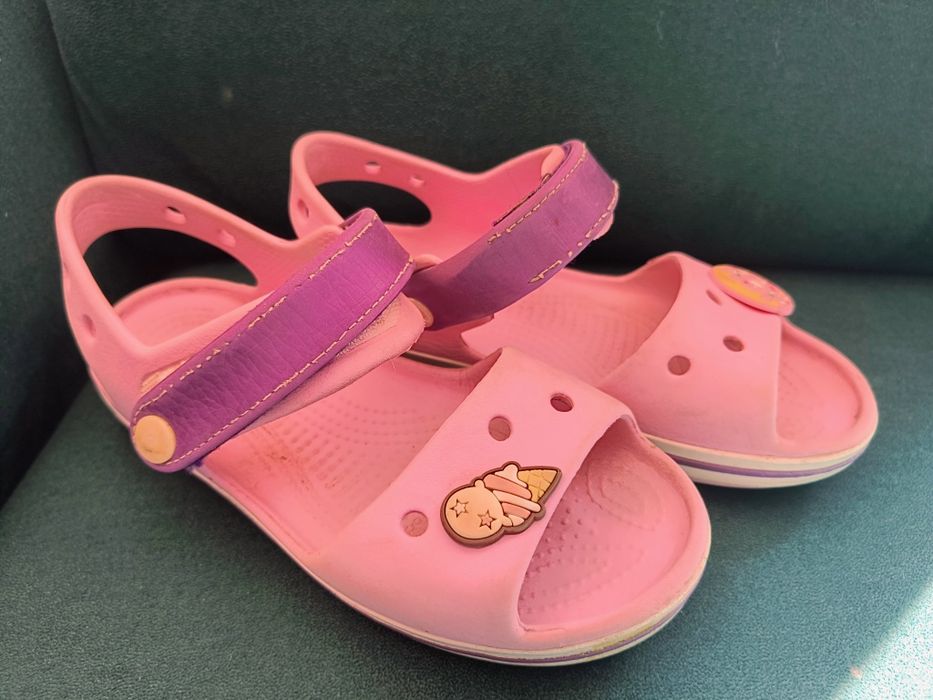 Sandałki crocs c13 z przypinkami