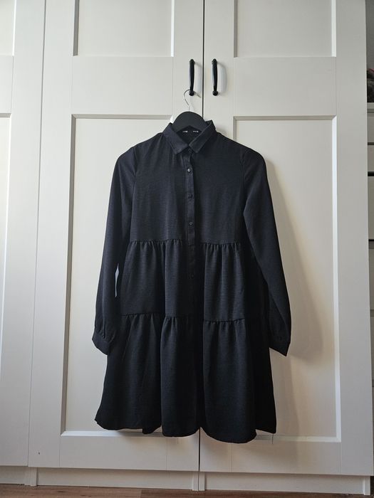 Czarna sukienka babydoll z falbanami