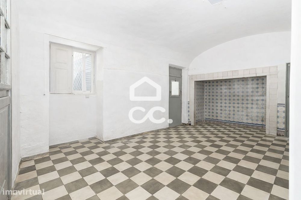 Moradia T3 Bifamiliar de 1º andar com Terraço no Centro Histórico de É