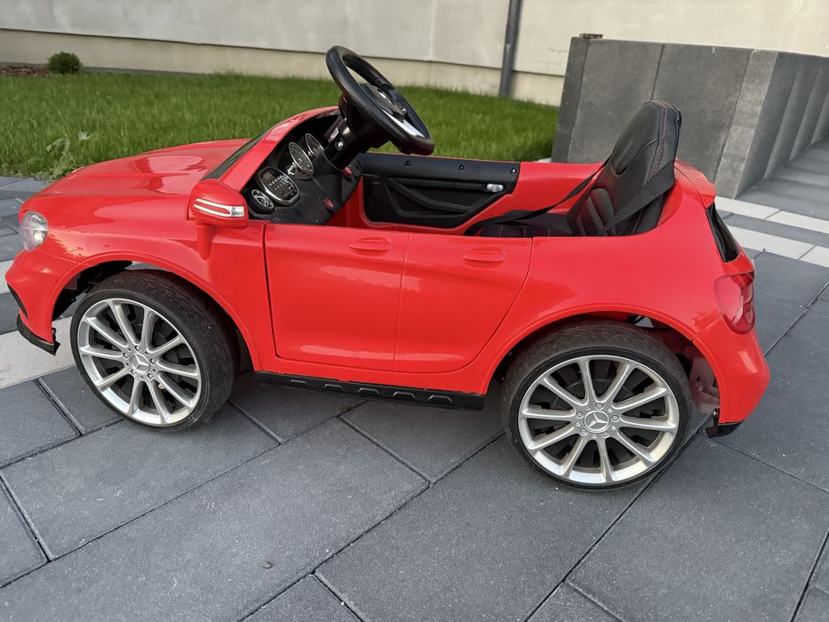 Auto Mercedes czerwony na akumulator