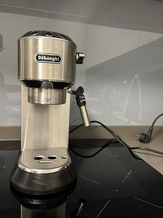 Máquina de Café De’Longhi Dedica, compacta, elegante