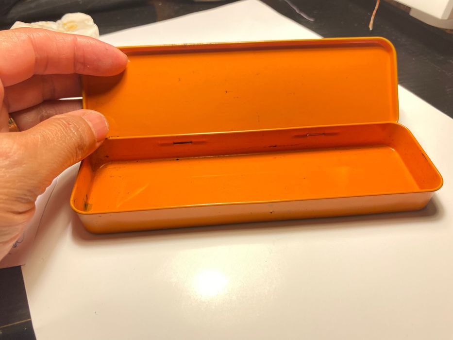 Estojo escolar em lata vintage