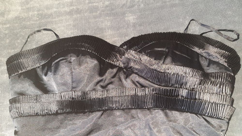 Mała czarna z ozdobnymi plisami