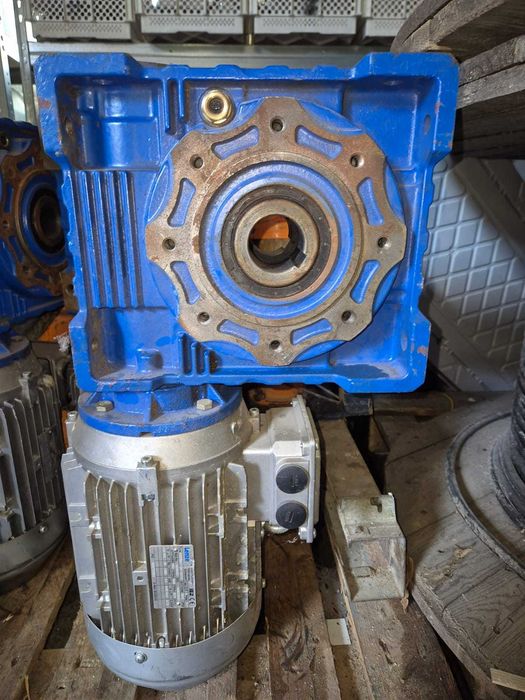 Silniki Lenze 2,2kw z motoreduktorem STM VMR 11