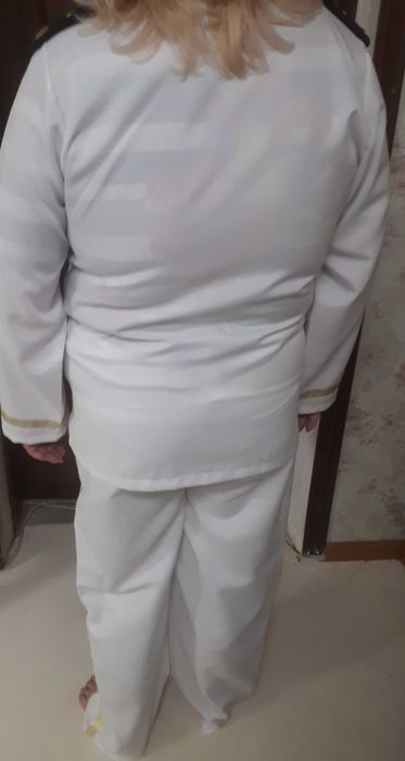 костюм с золотыми пуговицами