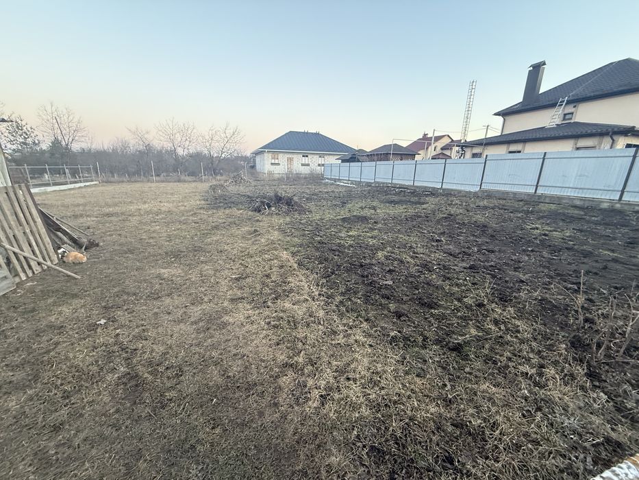 Продаж ділянки на Параджанова Барське шосе . 15 хвилин пішком до ринку Вишенька. Ділянка рівна . Приватизована . поруч усі комунікації