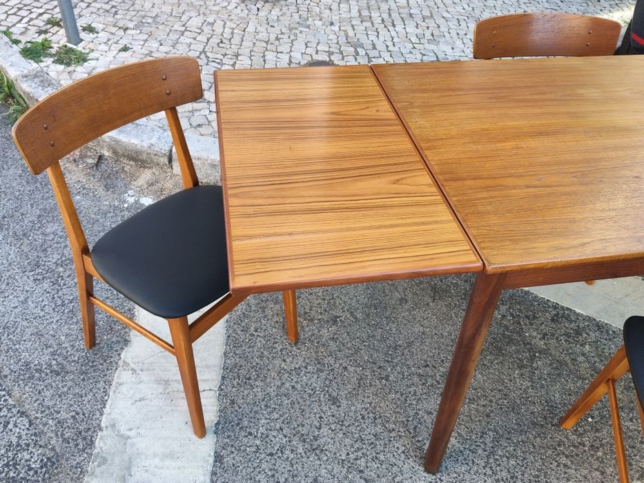 Mesa e 4 cadeiras de jantar dinamarquesa moderna de meados do século XX em teca,