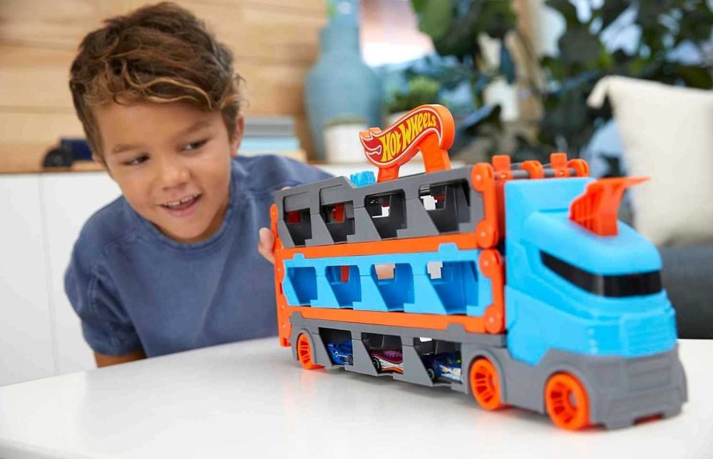 NOWY Hot Wheels Wyścigowy transporter 2w1 z 3 samochodzikami w skali 1:64 GVG37