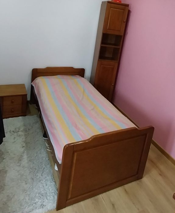 Mesa de cabeceira, cama e móvel de arrumação