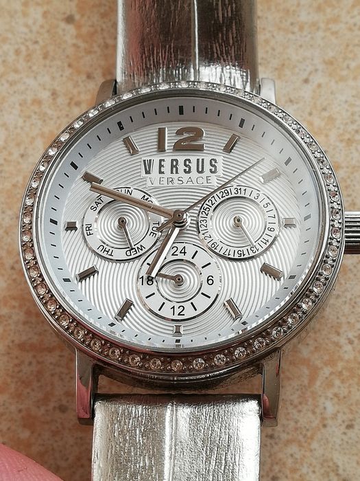 Женские часы Versus Versace.