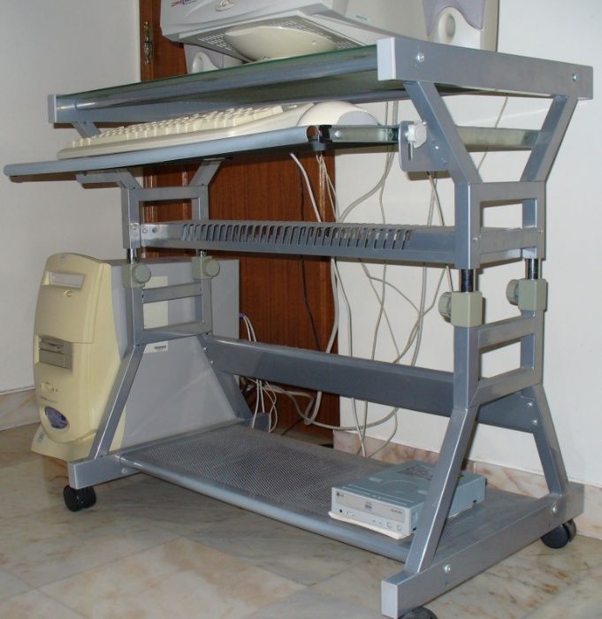 mesa de computador em metal