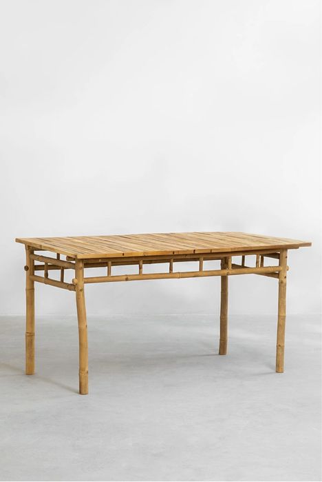 Vendo mesa de jantar em bambu natural da marca SKLUM, em ótimo estado