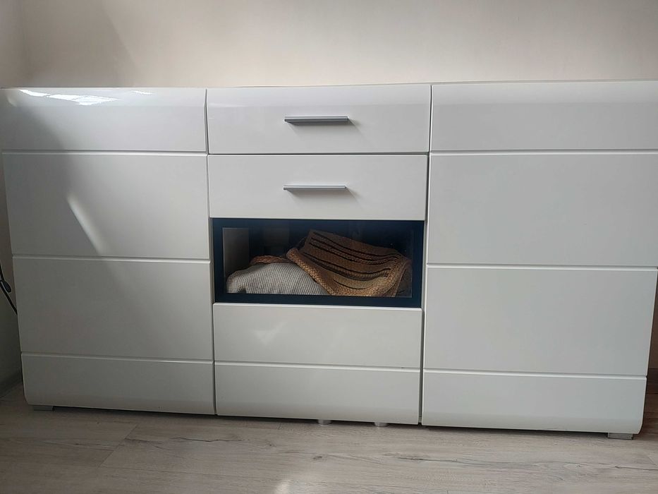 Komoda biały połysk oddam za darmo .Rezerwacja