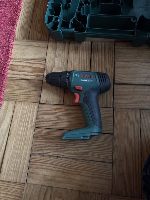 Vendo máquina de aparafusar marca Bosch universal Drill 18V