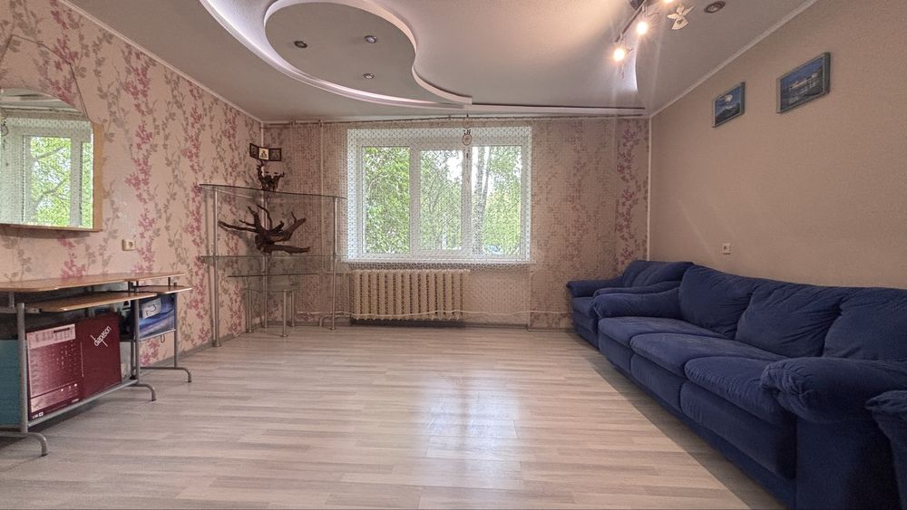 Продам 3к улучшенку 1й эт/9и кухня 9м газ, кирпич, м. Ботсад