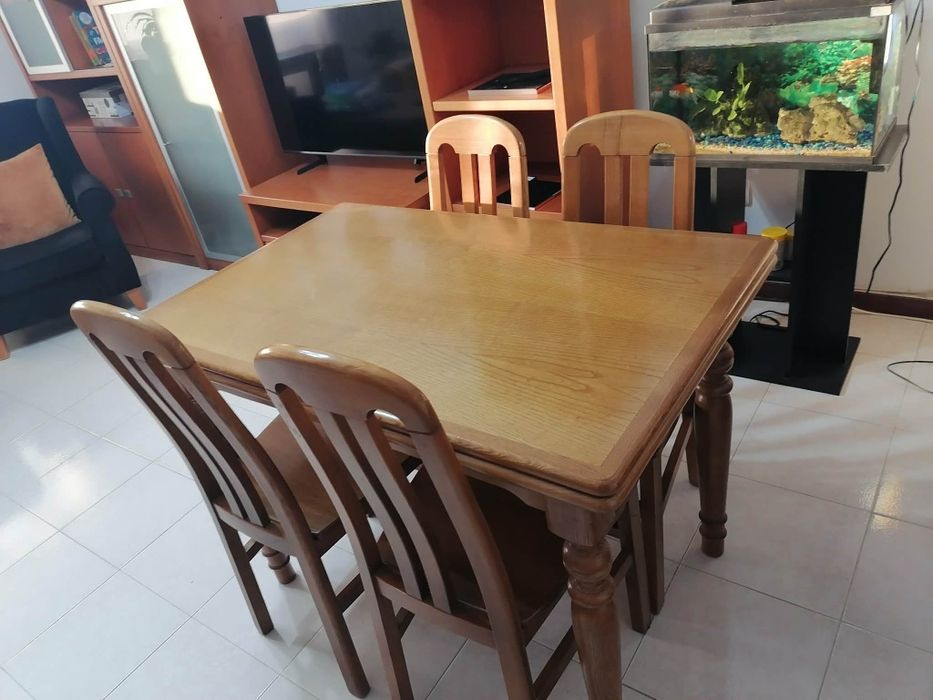Mesa com 4 cadeiras
