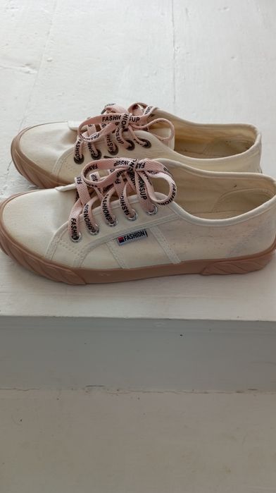 Кеди, мокасини жіночі