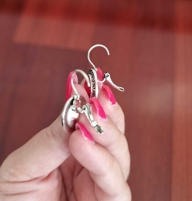 Brincos pequenos cinzentos/ prateados e vermelhos