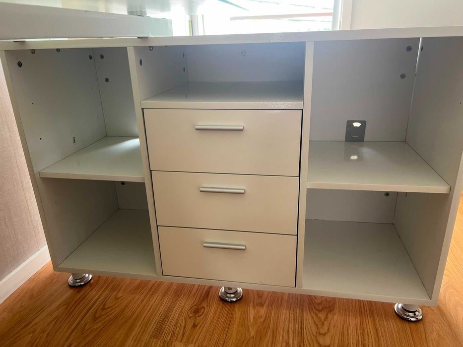 Vendo Secretária /Móvel de Escritório  em excelente estado, na cor branca, ideal para organizar o seu espaço de trabalho ou estudo.