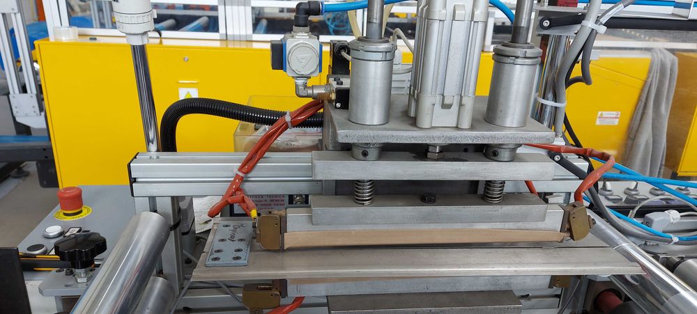 Automat tnąco - zgrzewający PE z aplikacjami.