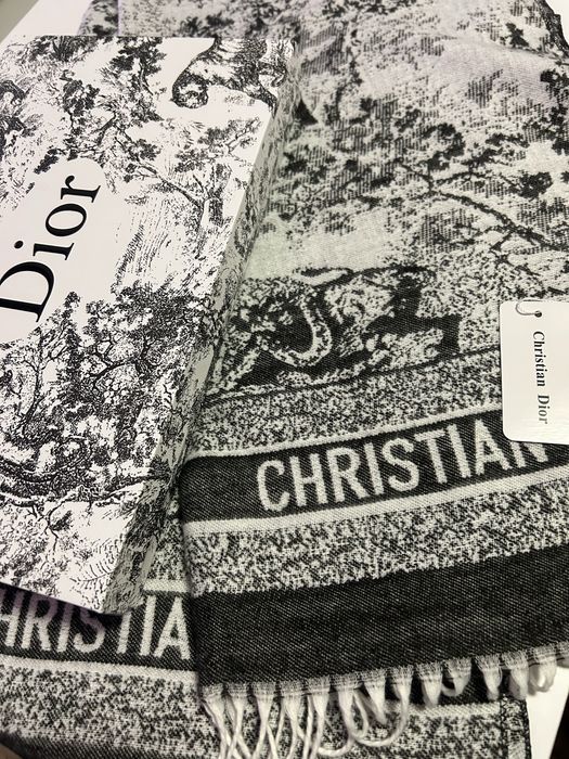 szalik Dior.