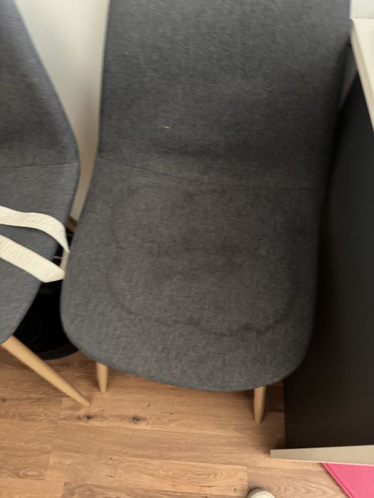 Cadeiras cizentas com pes em madeira