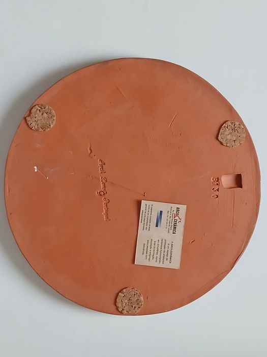 Prato decorativo em barro pintado